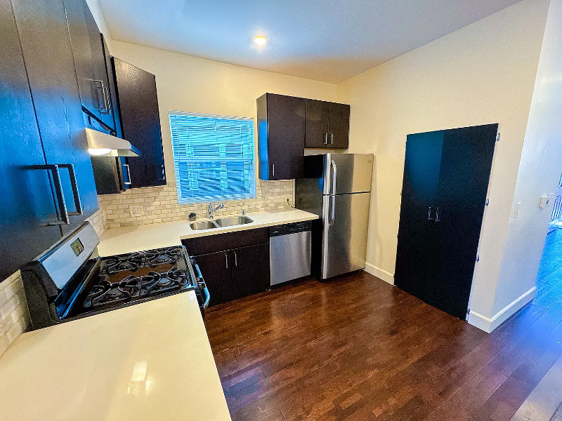 836B 35th St #B - Photo 3 of 20