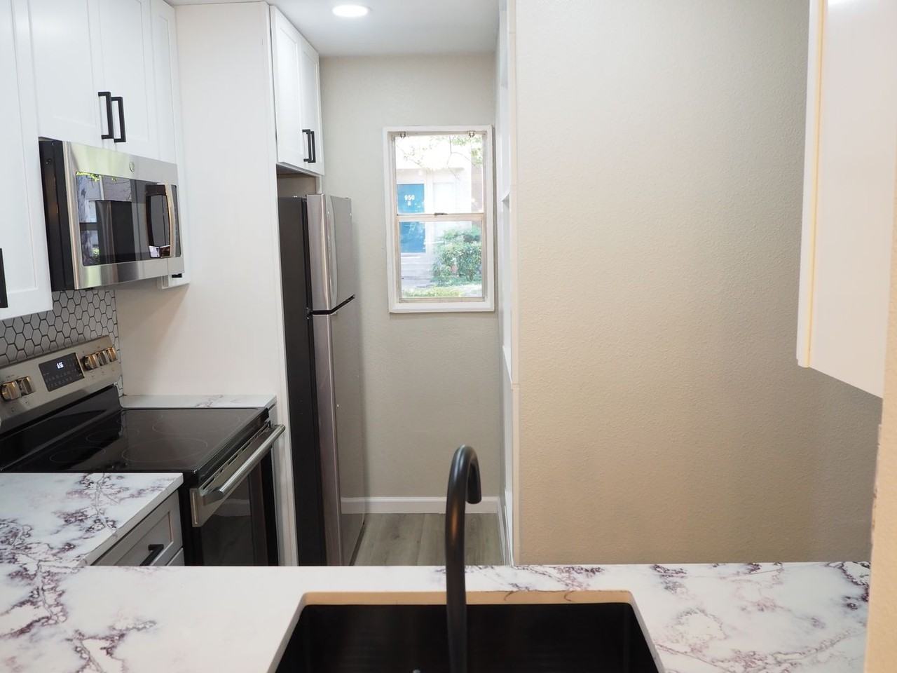 962 S Weatherred Dr - Photo 3 of 21