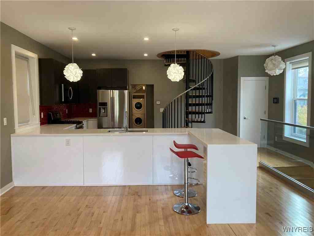 62 Tracy St - Photo 3 of 20