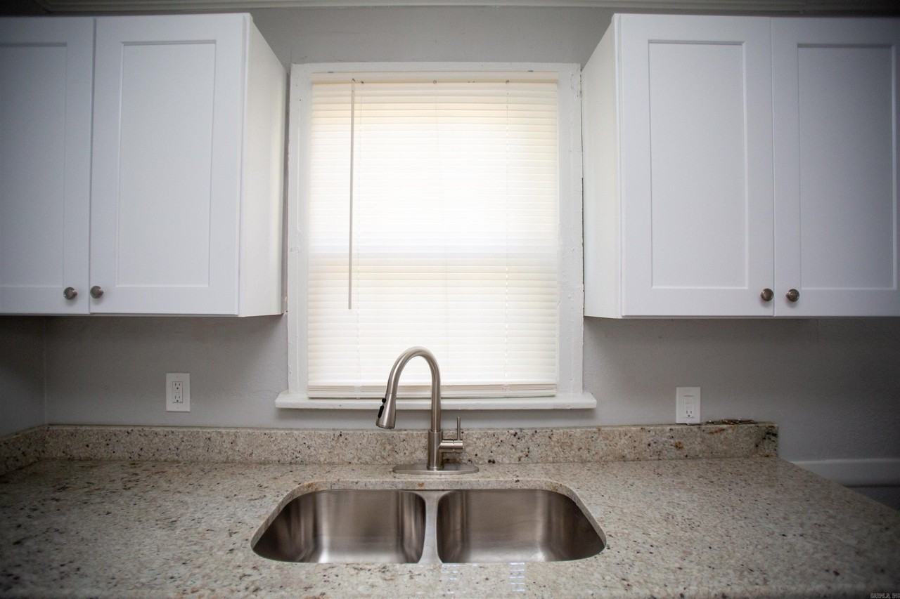 1412 Peyton St - Photo 3 of 13