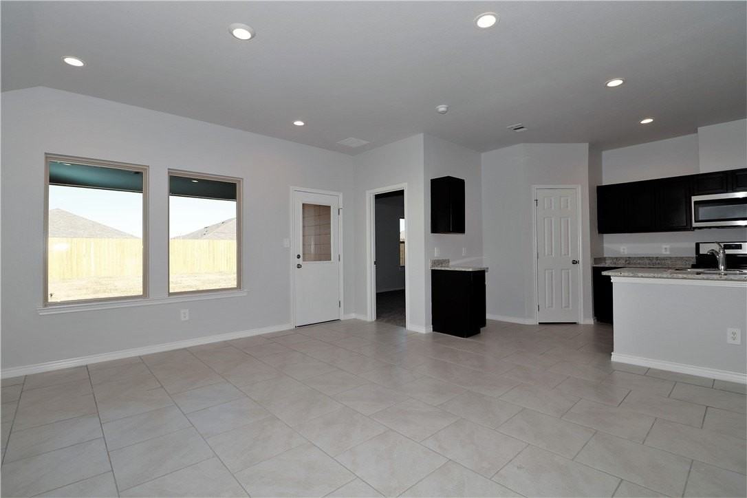 1926 Secretariat Drive - Photo 4 of 18