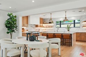 featured image of 913 N Beverly Glen Blvd