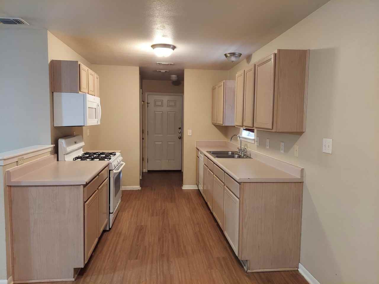 304 Avenue Q - Photo 4 of 11