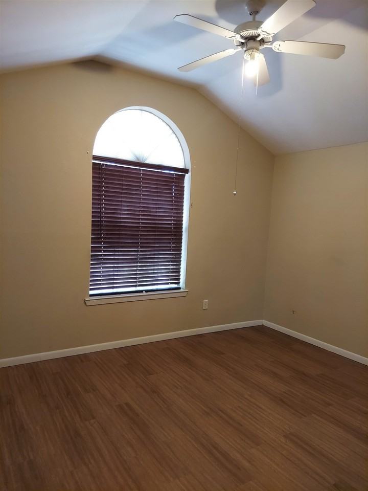 304 Avenue Q - Photo 5 of 11