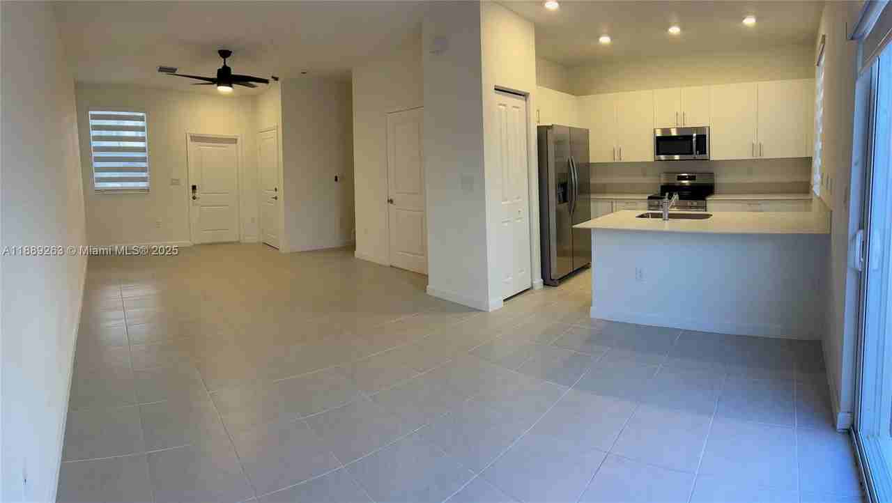 2451 Se 28th St #2451 - Photo 3 of 34