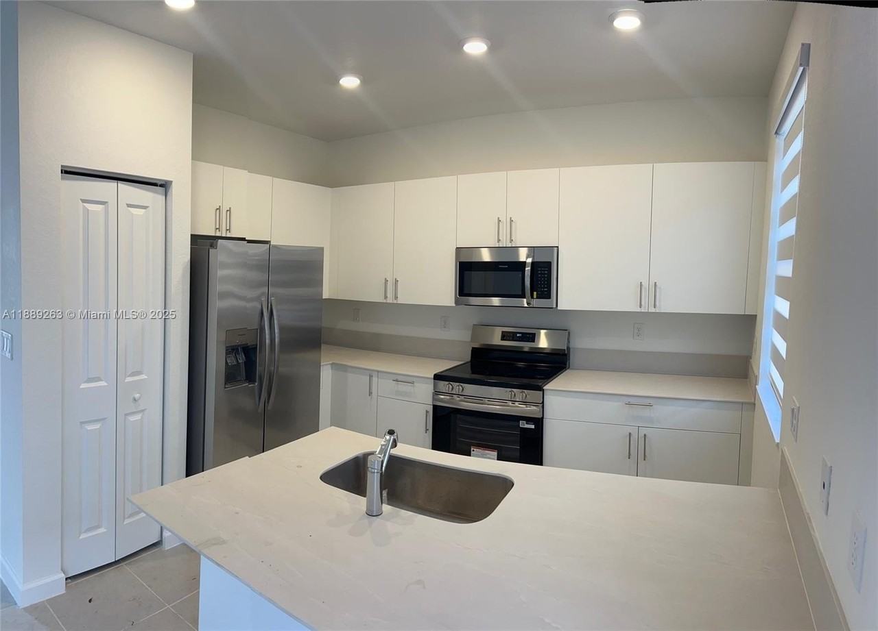 2451 Se 28th St #2451 - Photo 6 of 34