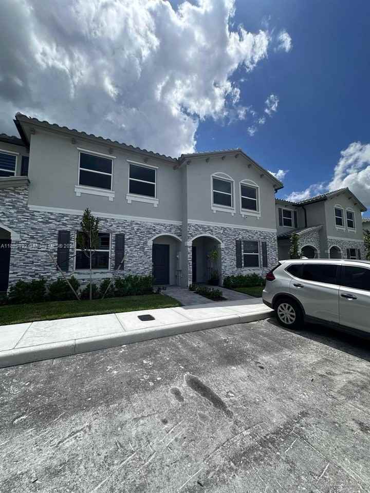 1183 Se 1st Ter #0 - Photo 2 of 50