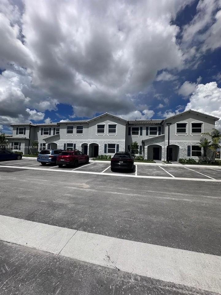 1183 Se 1st Ter #0 - Photo 3 of 50