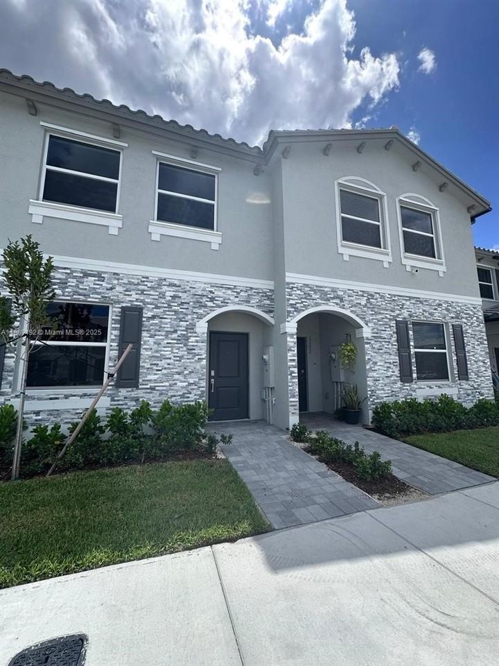 1183 Se 1st Ter #0 - Photo 6 of 50