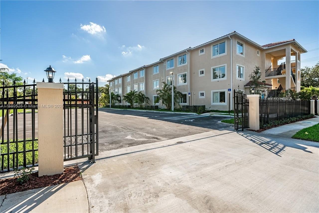 2575 Sw 64th Ave #7 - Photo 2 of 13