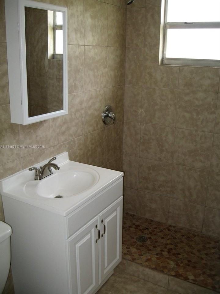 1060 Ne 80th St #3 - Photo 2 of 4