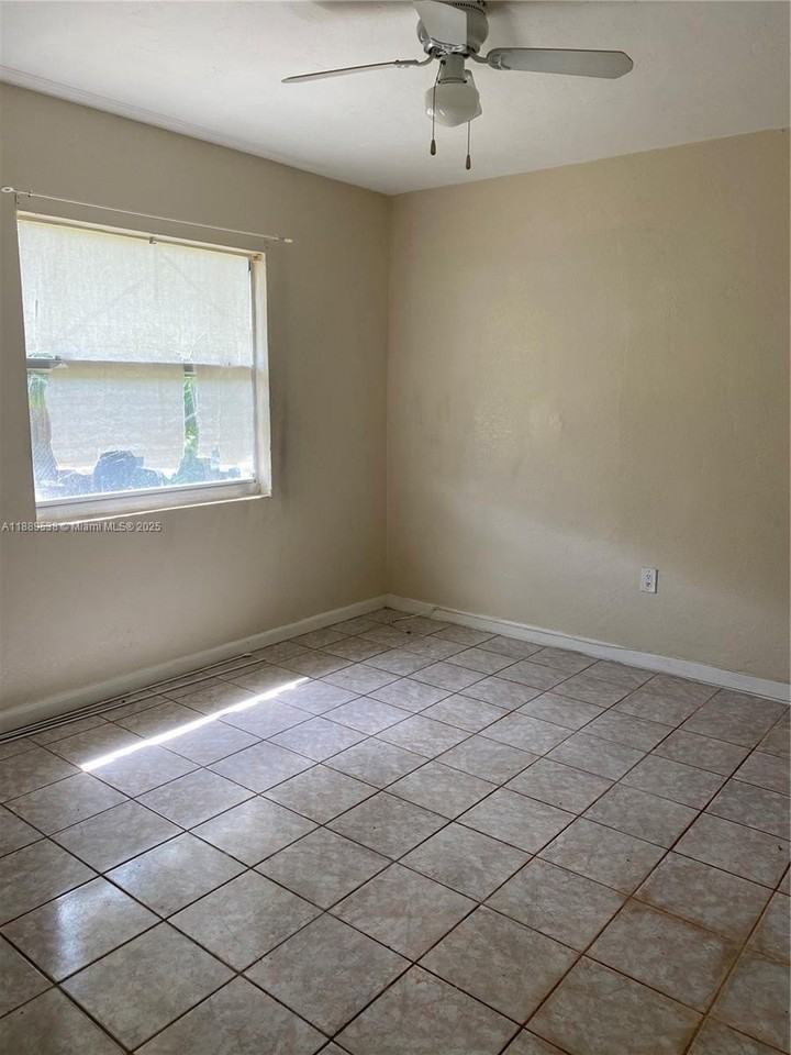 1060 Ne 80th St #3 - Photo 4 of 4