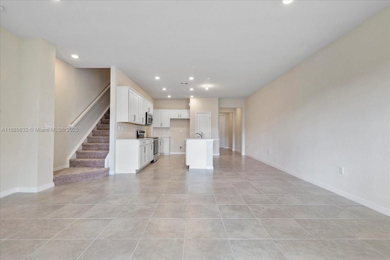 2108 Appleton Cir N - Photo 5 of 39