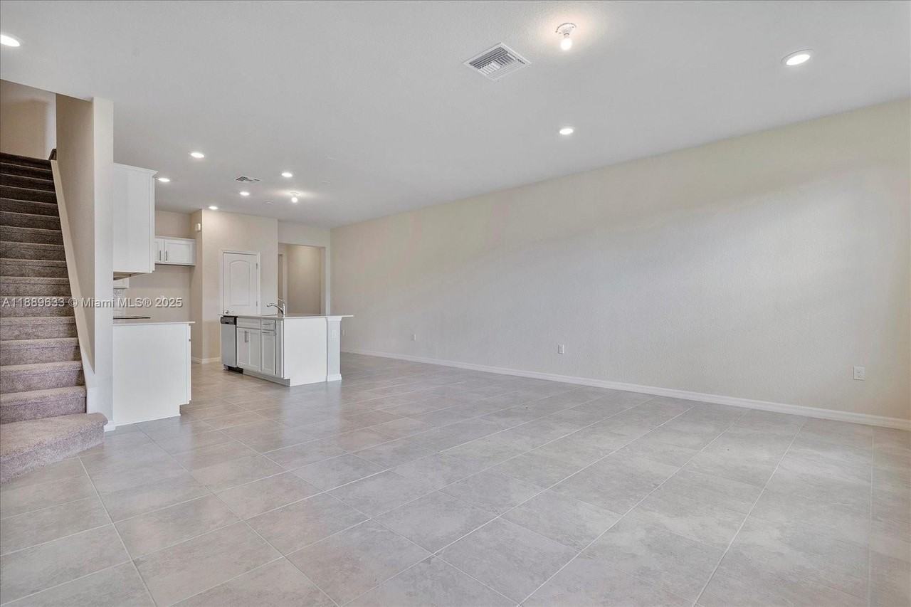 2108 Appleton Cir N - Photo 7 of 39