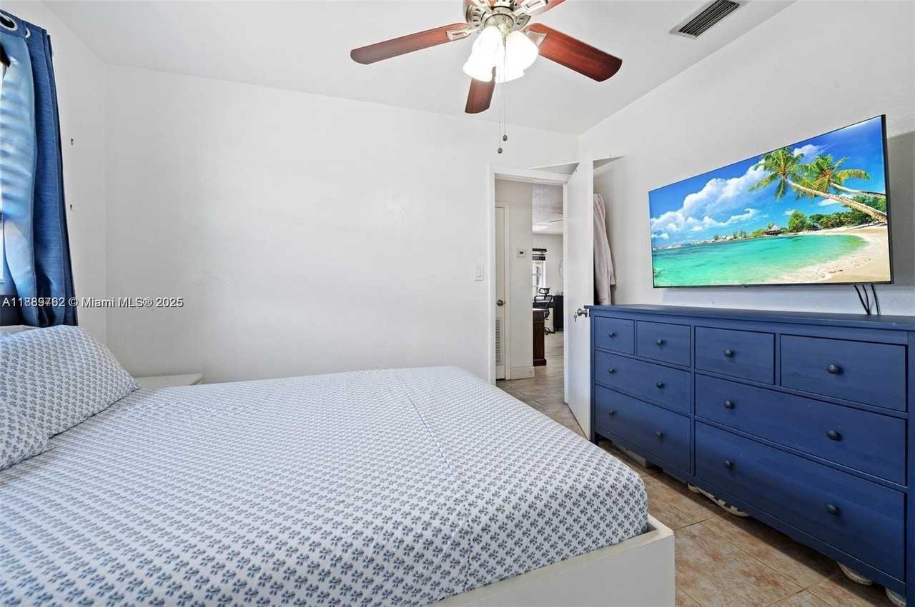 5120 Southwest 26th Avenue #1-2 - Photo 6 of 15