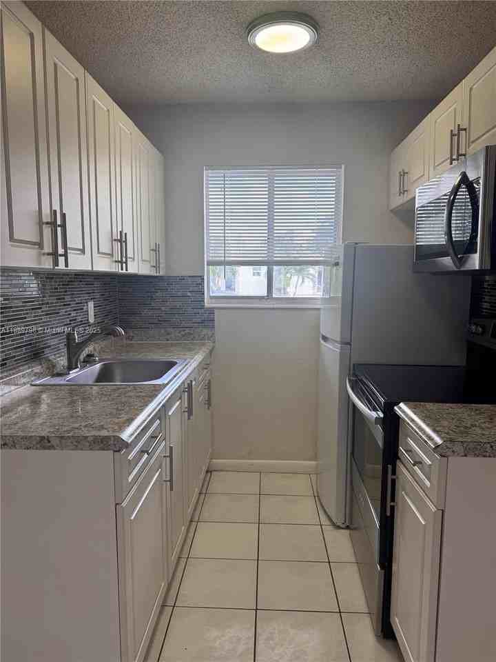 2150 Madison St #20 - Photo 3 of 9