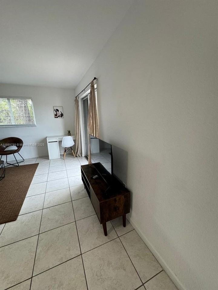 328 Nw 12th Ave #8 - Photo 4 of 15