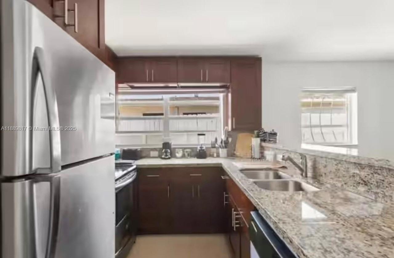 2543 Southwest 58th Manor #2543 - Photo 6 of 15