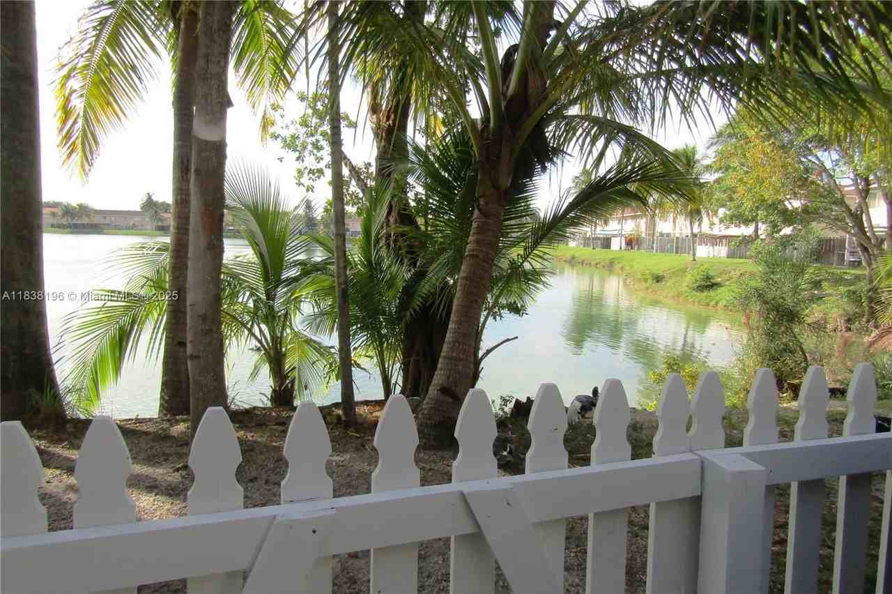 17278 Sw 139th Ct - Photo 2 of 8