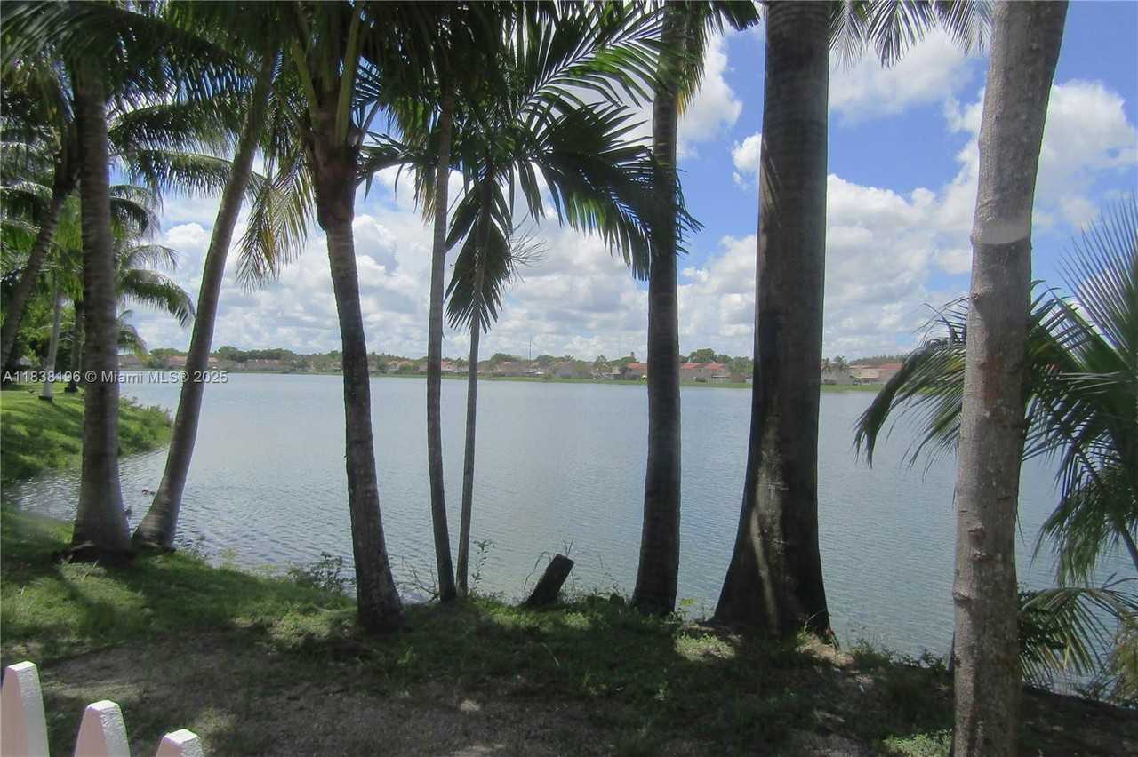 17278 Sw 139th Ct - Photo 3 of 8