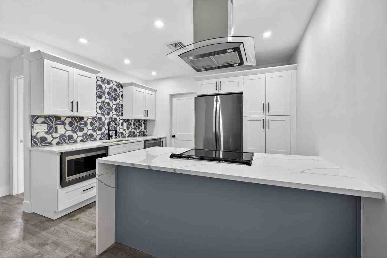 E Diana St - Photo 2 of 15