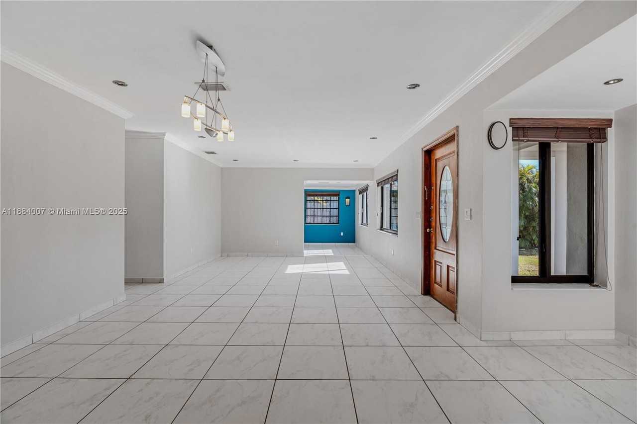 1232 W 60th Ter - Photo 3 of 8