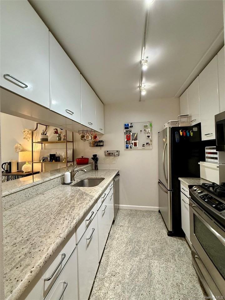 4 Martine Ave #203 - Photo 2 of 18