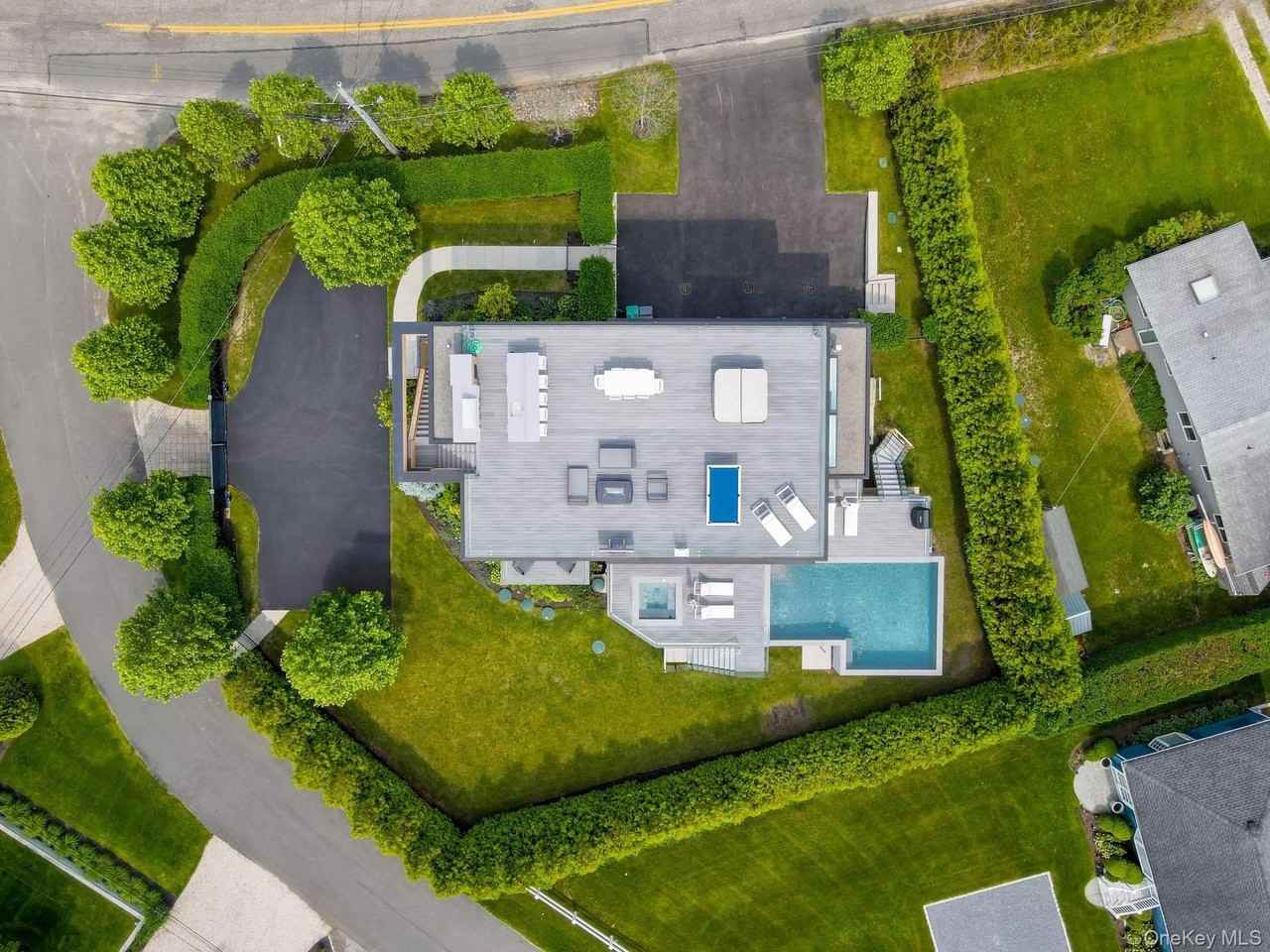 8 Middle Pond Ln - Photo 4 of 36