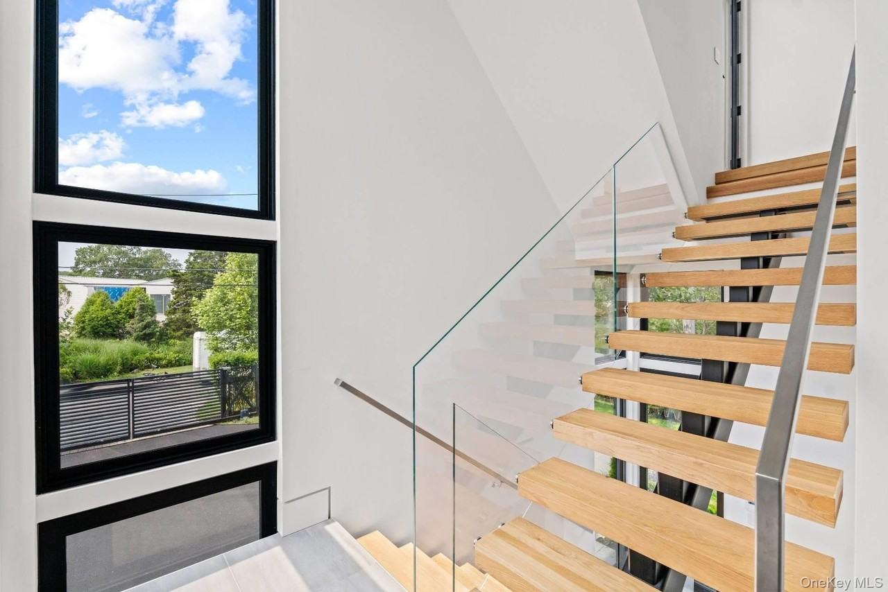 8 Middle Pond Ln - Photo 7 of 36