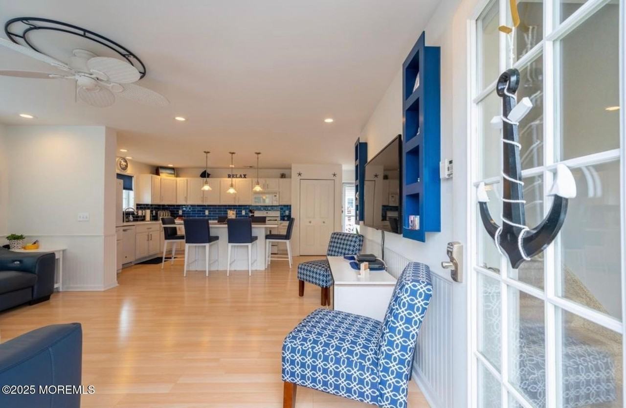 136 Joseph St - Photo 2 of 24