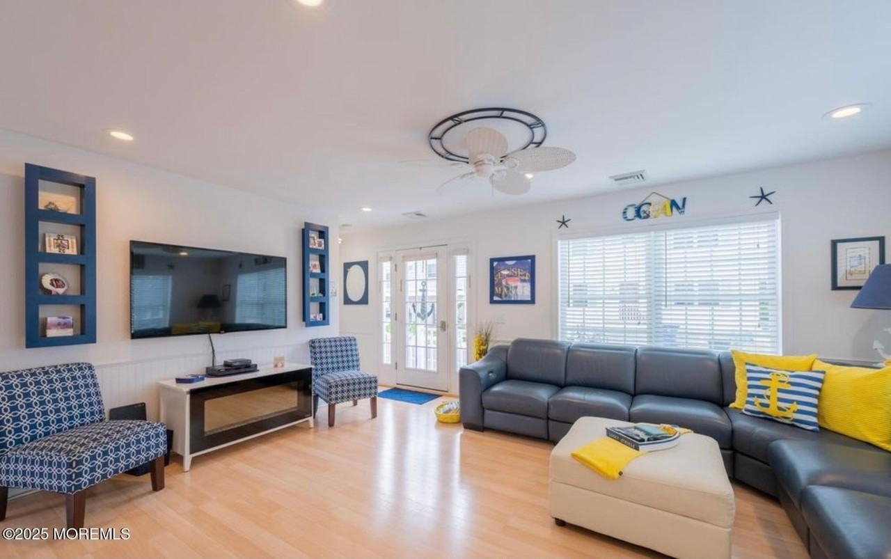 136 Joseph St - Photo 5 of 24