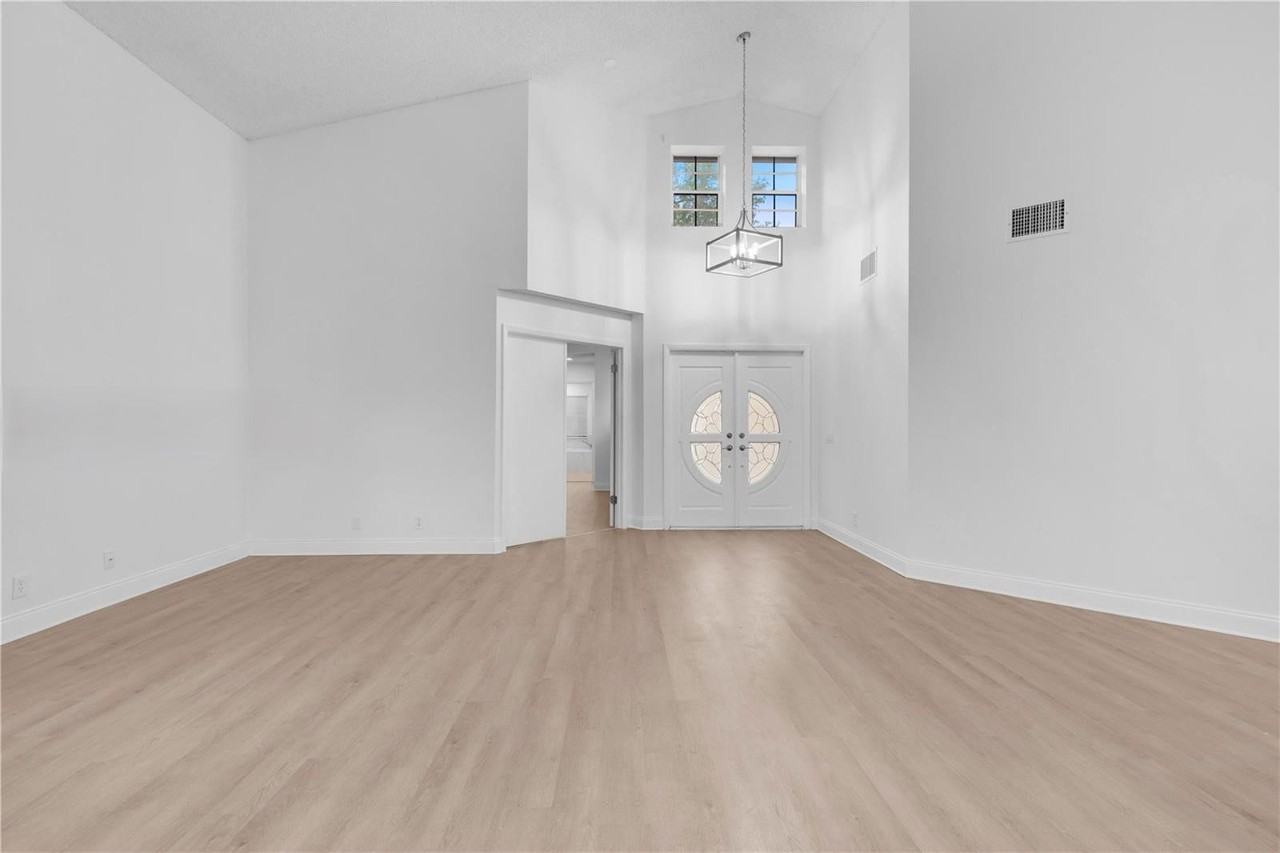 1525 Seabay Rd - Photo 6 of 8