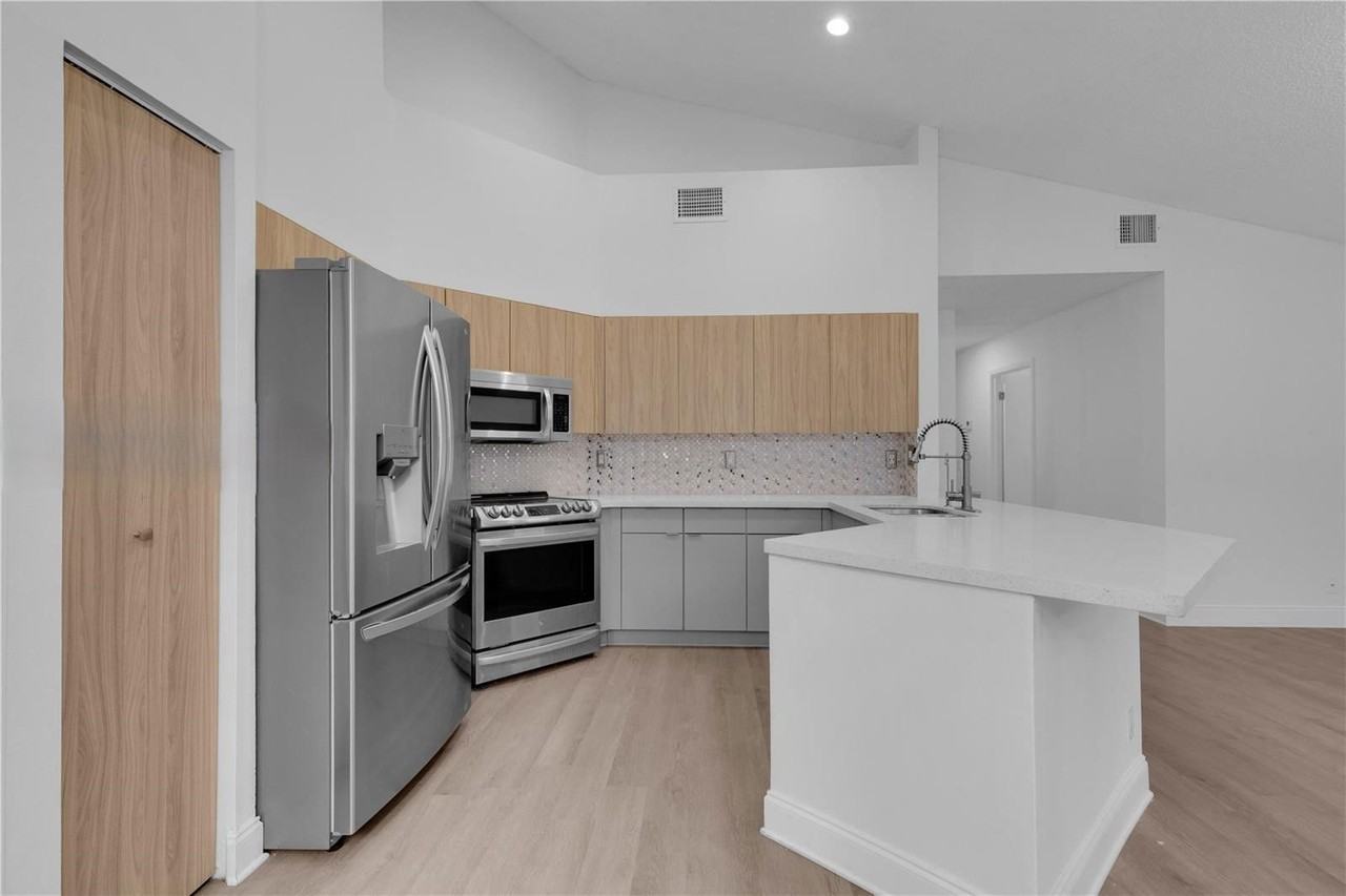 1525 Seabay Rd - Photo 7 of 8