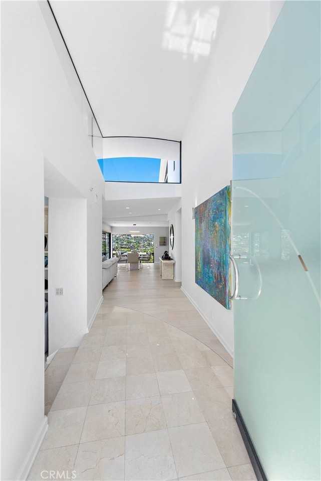 940 Summit Dr - Photo 5 of 48