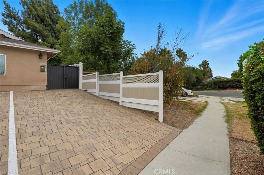 11642 Gothic Ave - Photo 3 of 27