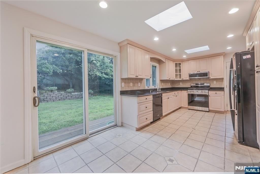 99 Park Ave - Photo 5 of 46