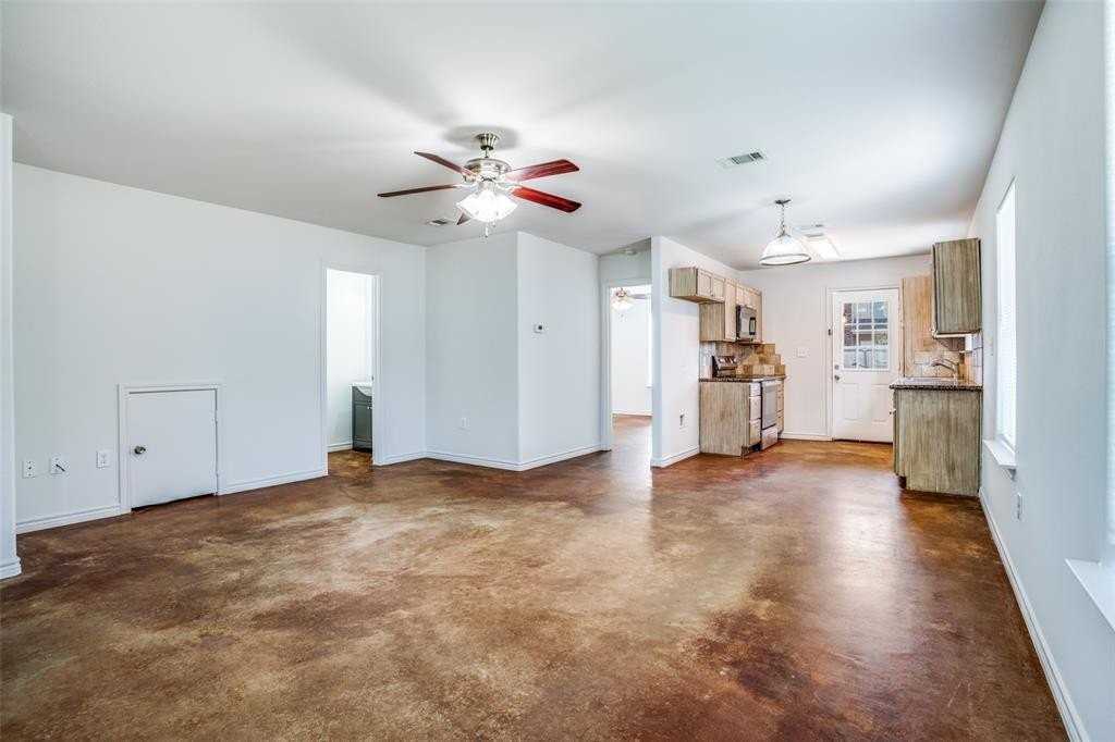 837 E College St - Photo 2 of 14