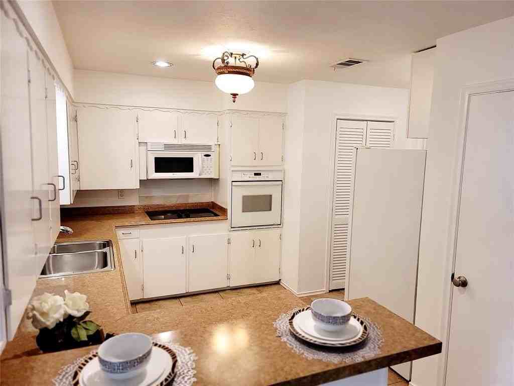 7022 Kingsbury Drive - Photo 3 of 18