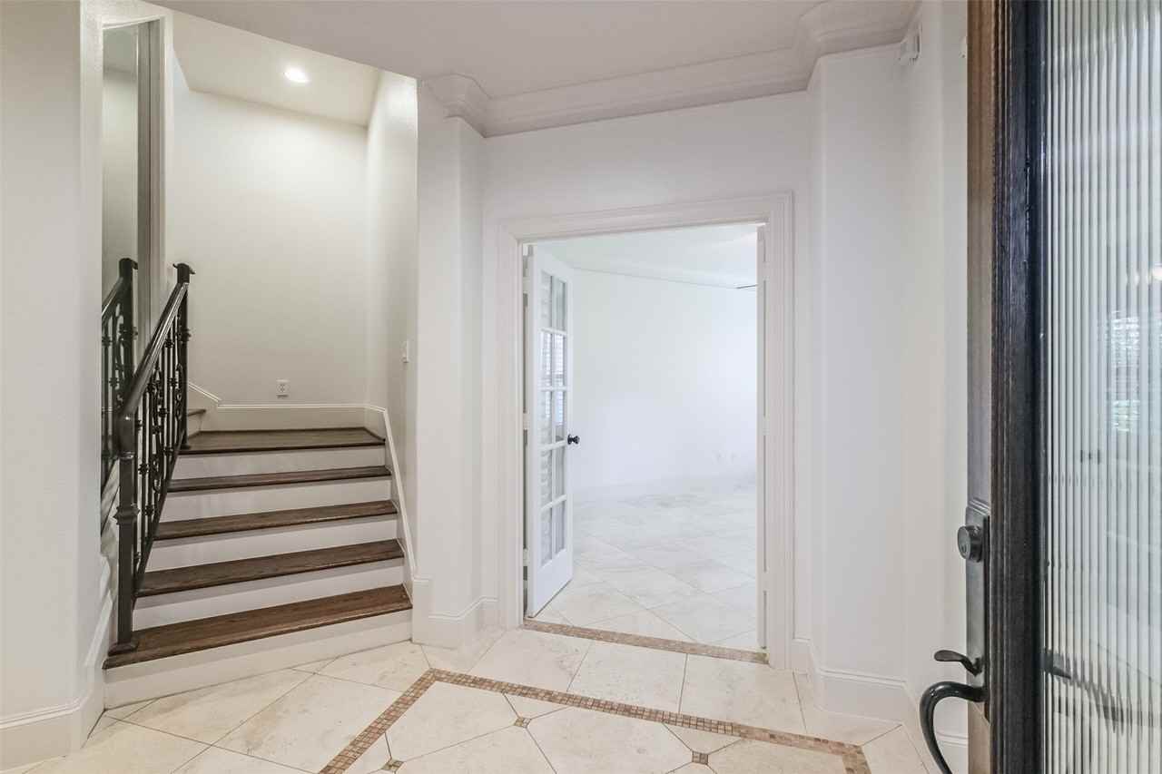 407 W Bell St - Photo 6 of 49