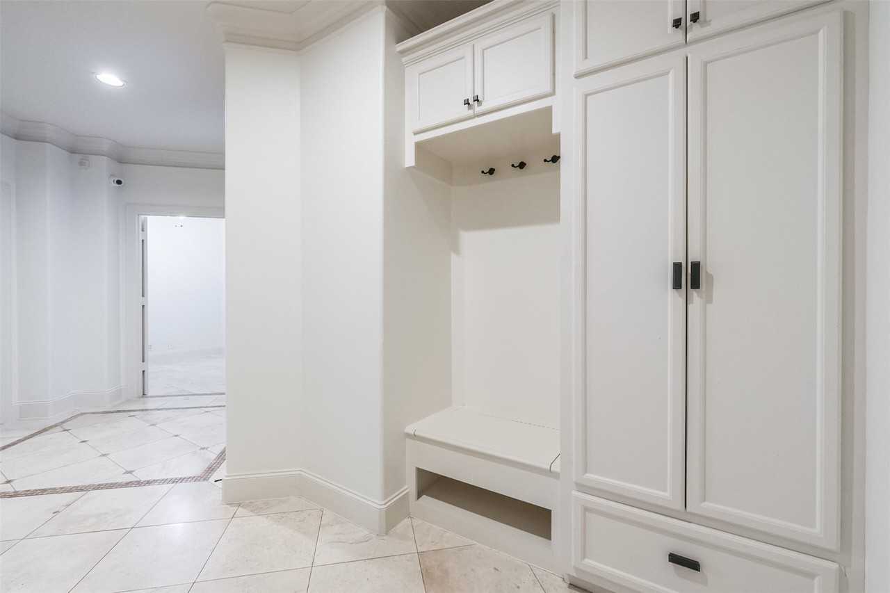 407 W Bell St - Photo 7 of 49