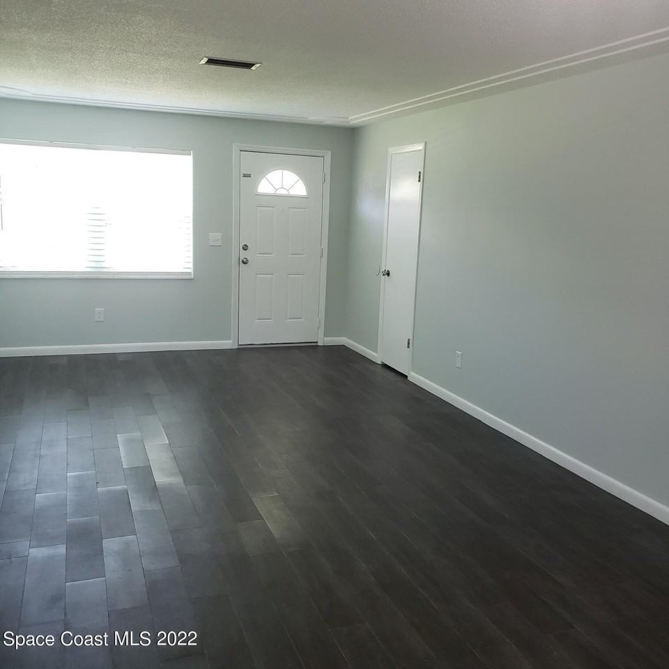 990 Butia St - Photo 4 of 21