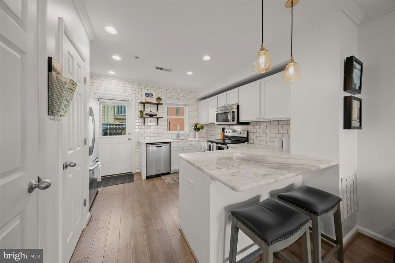 1043 5th St Se - Photo 7 of 30