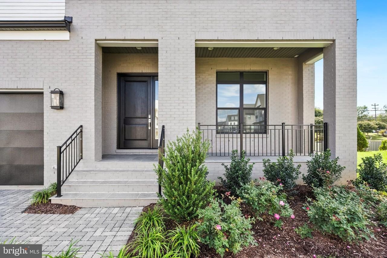 841 N Manchester St - Photo 3 of 50