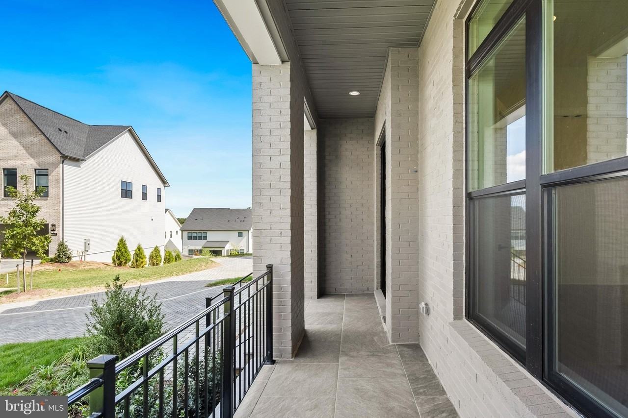 841 N Manchester St - Photo 4 of 50