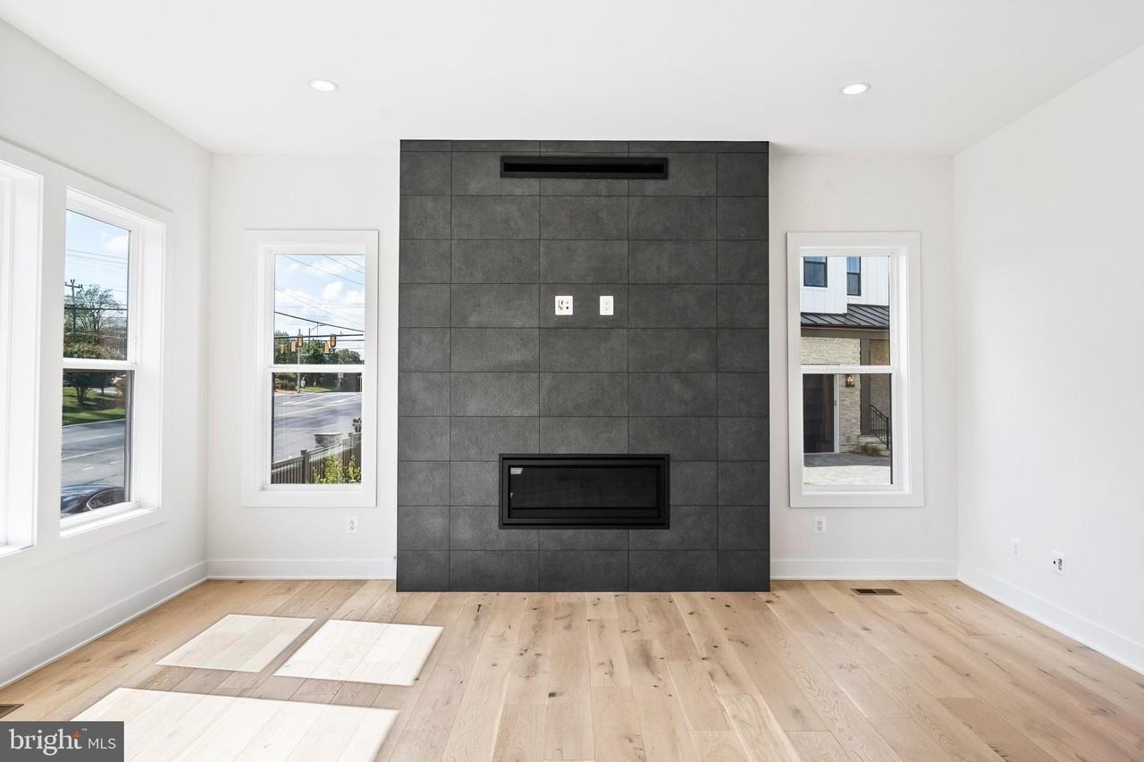 841 N Manchester St - Photo 7 of 50