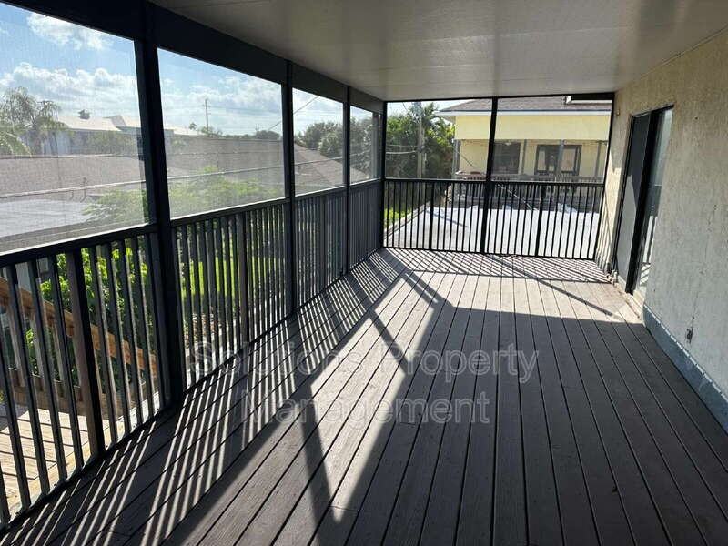 565 Jackson Avenue - Photo 3 of 15