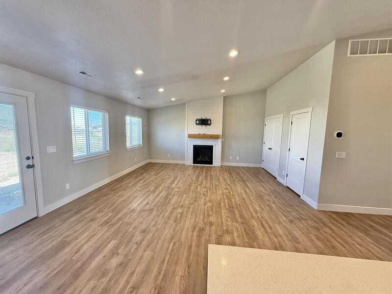 884 W Factory St - Photo 5 of 16