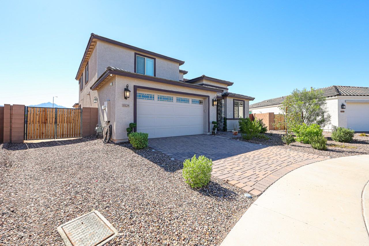 11128 South 54th Lane - Photo 3 of 50