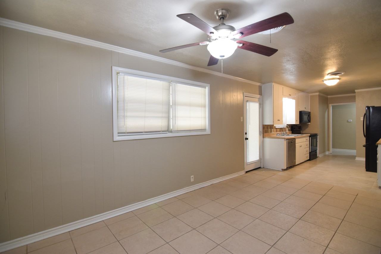 1905 S 17th St - Photo 5 of 18