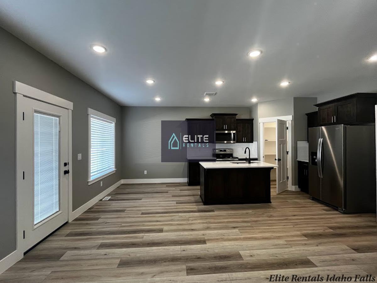 3893 Judy St - Photo 5 of 22